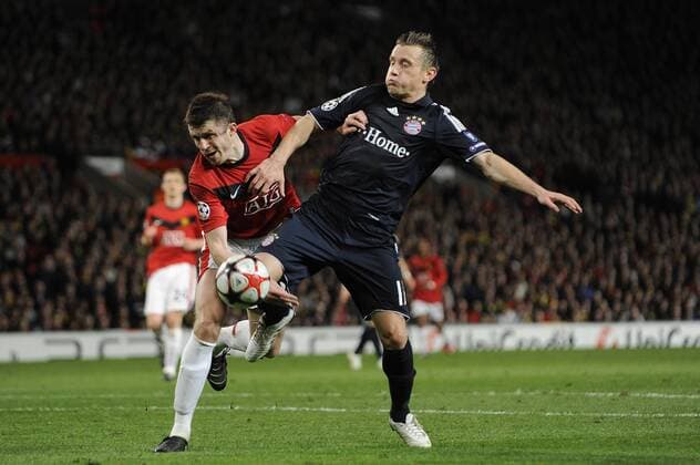 Ivica OLIC (FCB) gegen Michael CARRICK (Manchester),Aktion,,Zweikampf, , Manchester United (rot) - FC Bayern München (blau)