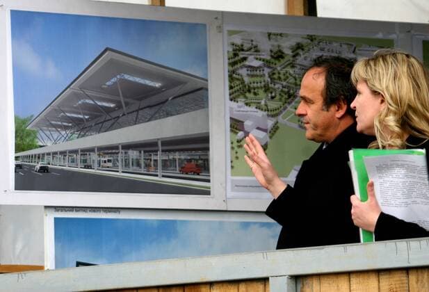 DONETSK, UKRAINE. APRIL 8, 2010. UEFA president Michel Platini (FRA, L) at the construction site of a new airport in the city of Donetsk. Platini arrived in Ukraine to inspect work on the venues and the infrastructure for the forthcoming Euro 2012 football championships.  premiumd xint RE0CC6B2 o0 FunktionÃ¤r,