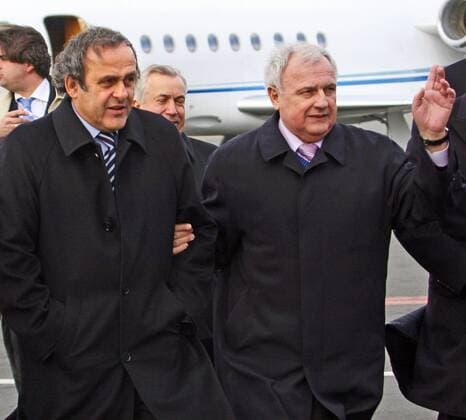 DONETSK, UKRAINE. APRIL 8, 2010. UEFA president Michel Platini (FRA L) and Donetsk Region governor Anatoly Bliznyuk (UKR) at the Donetsk Airport. Platini arrived in Ukraine to inspect work on the venues and the infrastructure for the forthcoming Euro 2012 football championships.  premiumd xint S008048C o0 FunktionÃ¤r, people, Politik