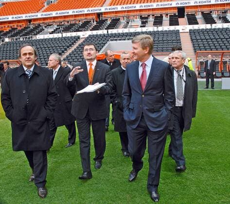 DONETSK, UKRAINE. APRIL 8, 2010. UEFA president Michel Platini (FRA, L), and Shakhtar Donetsk owner, Rinat Akhmetov (UKR, R), visit Donbass Arena Stadium in the Ukrainian city of Donetsk. Platini arrived in Ukraine to inspect work on the venues and the infrastructure for the forthcoming Euro 2012 football championships.  premiumd xint S00804A3 o0 FunktionÃ¤r, people, Politik