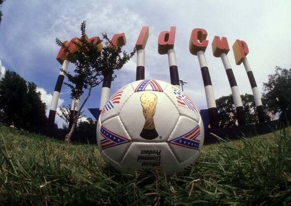 Offizieller Spielball der WM 1994 in den USA vor den Schriftzug Worldcup bildende Plastik Fußball WM Herren WM 1994 Einzelbild Detroit