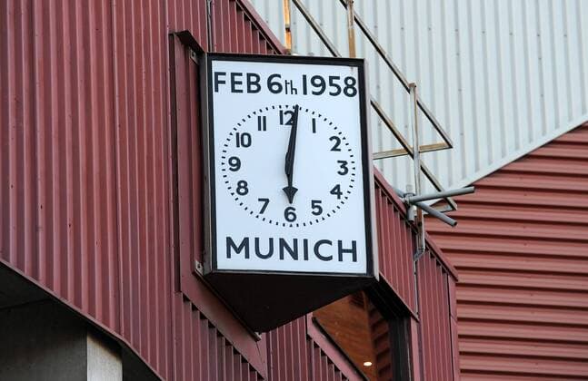 FUSSBALL Champions League Viertelfinal Rückspiel SAISON 2009 2010 Manchester United 07.04.2010 Gedenktafel, Uhr zum Flugzeugabsturz am 06.02.1958 im Stadion Old Trafford  o0 Sportstätte, Detail, Objekte, Erinnerung, Flugzeugunglück, Flugzeugtragödie, Busby Babes