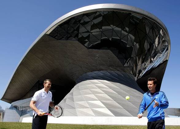 Davis Cup Kapitän Patrik Kühnen (li.) und Spieler Philipp Kohlschreiber (GER) spielen Tennis vor dem BMW Welt Gebäude, o0 Haus, Architektur, Objekte, Shooting