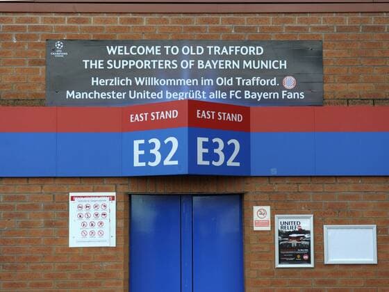 07.04.2010, Championsleague Viertelfinale Rückspiel, Manchester United - FC Bayern München im Stadion Old Trafford in Manchester (England), An einem Eingang zu den Tribünen steht ein Willkommensgruß für die Bayernfans.