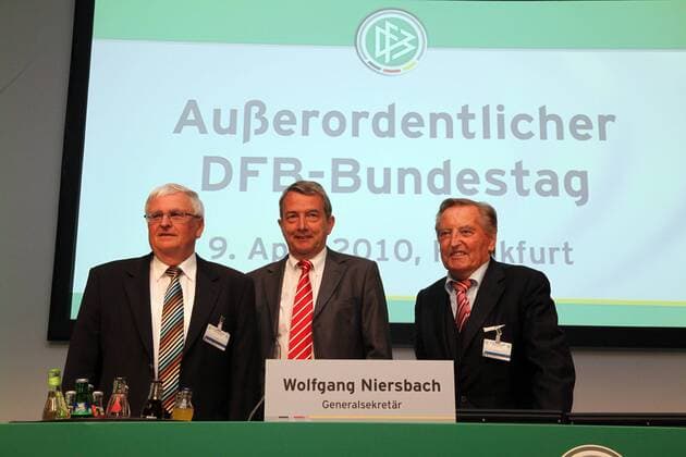 DFB Generalsekretaer Wolfgang Niersbach (Mitte), DFB-Praesident Dr. Theo Zwanziger (L) und Ehrenpraesident Gerhard Mayer-Vorfelder (GER) - Ausserordentlicher DFB Bundestag zum Schiedsrichterwesen o00 Frankfurt