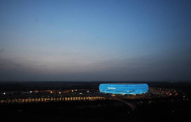 2. Fussball Bundesliga: Saison 2009 2010, 30. Spieltag TSV 1860 Muenchen 09.04.2010 ALLIANZ ARENA  o0 blau Licht beleuchtet Abend Nacht o00 Himmel