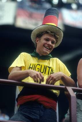 Deutscher Fan freut sich auf Torwart Rene Higuita (Kolumbien) - DEUTSCHSPRACHIGE SPORTZEITSCHRIFTEN UND -ZEITUNGEN NUR NACH RÜCKSPRACHE Fußball WM Herren WM 1990, Länderspiel, Nationalteam, Deutschland - Kolumbien 1:1 Einzelbild Mailand Freude,