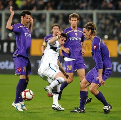 Massimo GOBBI (L) Fiorentina, Diego MILITO (C) Inter, Per KROLDRUP (R) Fiorentina 10 4 2010 ACF Fiorentina (AC Florenz, violett) vs Inter Mailand (weiß) ANDREAXSTACCIOLI