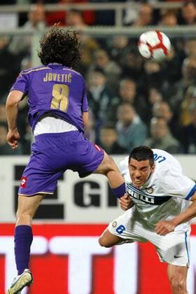 Stevan JOVETIC Fiorentina, LUCIO Inter 10 4 2010 ACF Fiorentina (AC Florenz, violett) vs Inter Mailand (weiß) ANDREAXSTACCIOLI