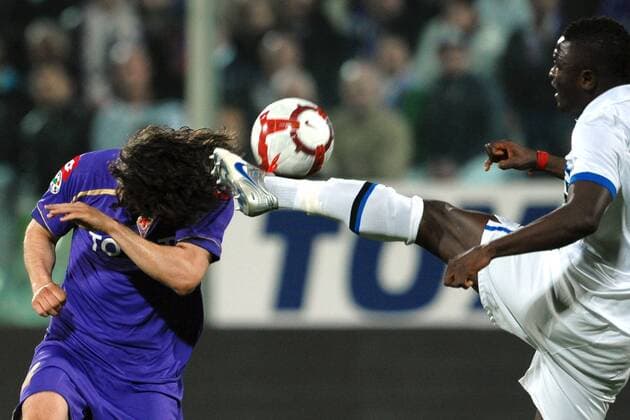 Stevan JOVETIC Fiorentina, Sulley MUNTARI Inter 10 4 2010 ACF Fiorentina (AC Florenz, violett) vs Inter Mailand (weiß) ANDREAXSTACCIOLI