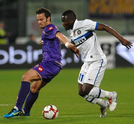 Alberto GILARDINO Fiorentina, Sulley MUNTARI Inter 10 4 2010 ACF Fiorentina (AC Florenz, violett) vs Inter Mailand (weiß) ANDREAXSTACCIOLI