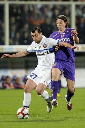 10 04 2010 - Serie A ACF Fiorentina (AC Florenz, violett) vs Inter Mailand (weiß) -Goran Pandev (li)-Riccardo Montolivo 