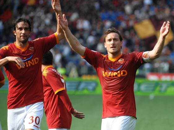 Francesco Totti (R) und Luca Toni (beide (AS Rom)) - Schlussjubel 11-04-2010 AS Rom vs Atalanta Bergamo (blau) massimo+oliva