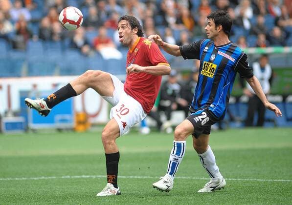 Luca Toni (AS Rom) und Maximiliano Pellegrino (Atalanta) ROM 11-04-2010 AS Rom vs Atalanta Bergamo (blau) massimo+oliva