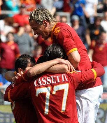 Jubel AS Rom mit Philippe Mexes (obenauf) und Marco Cassetti 11-04-2010 AS Rom vs Atalanta Bergamo (blau) massimo+oliva