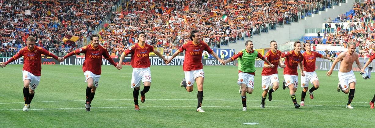 Schlussjubel AS Rom mit Daniele de Rossi (L), Luca Toni (4L), Francesco Totti (7L) 11 4 2010 AS Rom vs Atalanta Bergamo (blau) ANDREAXSTACCIOLI