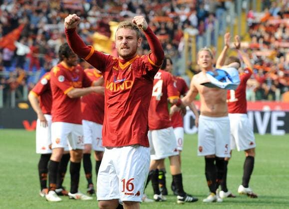 Jubel von Daniele DE ROSSI (AS Rom) 11 4 2010 AS Rom vs Atalanta Bergamo (blau) ANDREAXSTACCIOLI