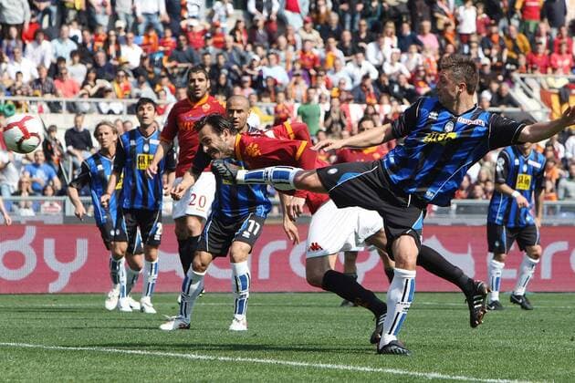 11 04 2010 - AS Rom (rot) vs FC Bologna - Tor von Marco Cassetti (M) 