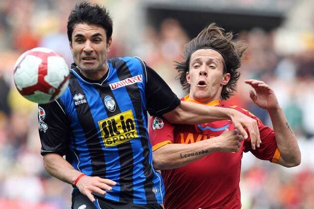 11 04 2010 - AS Rom (rot) vs FC Bologna - v.li.: Maximiliano Pellegrino-Rodrigo Taddei 
