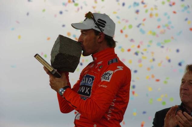 2010, Paris - Roubaix: Fabian Cancellara, Saxo Bank 2010,  o0 Sieg Jubel Freude Objekte Pokal Trophäe