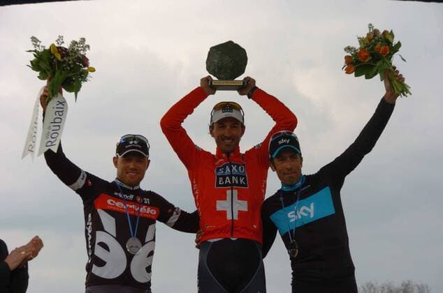 2010, Paris - Roubaix: Fabian Cancellara, Saxo Bank 2010 (M), Thor Hushovd , Cervelo Test 2010 (L), Juan Antonio Flecha , Team Sky 2010  o0 Sieg Jubel Freude Objekte Pokal Trophäe
