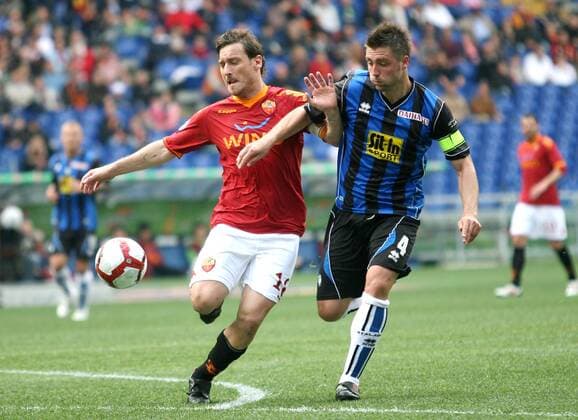 11th April 2010: Francesco Totti (L) and Daniele Capelli in game action - AS Roma (red) vs. Atalanta Bergamo (blue) at the Olympic Stadium, Rome. xLeonardoxCavallox  ActionPlus20131379 Content restricted for UK based newspaper