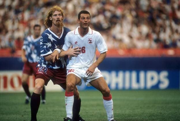 Alexi Lalas (USA, li.) gegen Thomas Bickel (Schweiz) Fußball WM Herren WM 1994, Länderspiel, Nationalteam, Nationaltrikot, USA - Schweiz 1:1 Gruppe Detroit