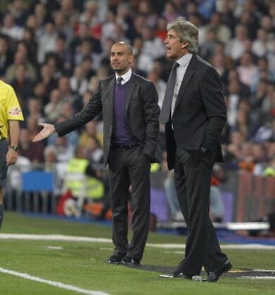 Trainer Pep Josep Guardiola (Barca, L) und Trainerkollege Manuel Pellegrini (Real Madrid) --- El Clasico - Real Madrid vs FC Barcelona 0:2 - Primera Division 2009 2010 --- xVIxMarcaMediaxIVx 110888