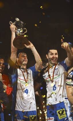 Sieger HSV auf dem Podest und mit dem Pokal, Domagoj DUVNJAK (li.) und Blazenko LACKOVIC --- DHB Pokal - Final Four 2009 2010 Finale - HSV Hamburg (weiß) vs Rhein Neckar Löwen (gelb) 34:33 n.V. o0 Siegerehrung Jubel Freude Objekte Trophäe