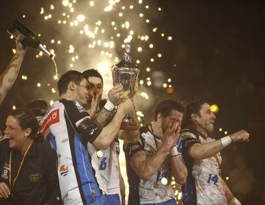 Sieger HSV auf dem Podest , Krzysztof LIJEWSKI, Blazenko LACKOVIC und die Brüder Guillaume und Bertrand GILLE bewundern den Pokal --- DHB Pokal - Final Four 2009 2010 Finale - HSV Hamburg (weiß) vs Rhein Neckar Löwen (gelb) 34:33 n.V. o0 Siegerehrung Jubel Freude Objekte Trophäe Feuerwerk Pyrotechnik