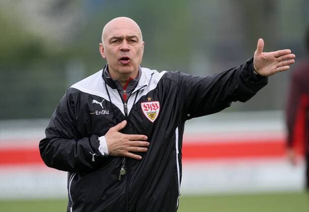Trainer Christian Gross (VfB) gibt Anweisungen . Training des VfB Stuttgart, Fussball-Bundesliga 2009-2010 .