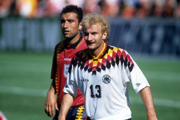 Rudi Völler (Deutschland, re.) gegen Abelardo (Spanien) Fußball WM Herren WM 1994, Länderspiel, Nationalteam, Nationaltrikot, Deutschland - Spanien 1:1 Gruppe Chicago