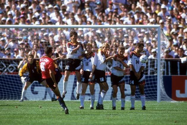 Fernando Hierro (Spanien, li.) - Freistoß gegen die deutsche Mauer mit v. li.: Lothar Matthäus, Matthias Sammer, Jürgen Klinsmann, Thomas Strunz, Thomas Berthold Fußball WM Herren WM 1994, Länderspiel, Nationalteam, Nationaltrikot, Deutschland - Spanien 1:1 Totale Chicago Dynamik, Abwehr,