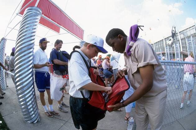 Fans werden in Washington DC während der WM 1994 am Stadioneingang kontrolliert Fußball WM Herren WM 1994, Länderspiel, Nationalteam Gruppe Washington DC, D.C.
