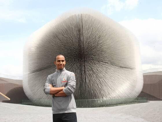 British F1 driver Lewis Hamilton of McLaren Mercedes team stands in front of the UK Pavilion in the expo site in Shanghai, China, April 15, 2010. Lewis Hamilton visits UK Pavilion  20100415_74111 o0 GBR Gebäude o00 Architektur