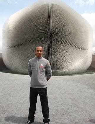 British F1 driver Lewis Hamilton of McLaren Mercedes team stands in front of the UK Pavilion in the expo site in Shanghai, China, April 15, 2010. Lewis Hamilton visits UK Pavilion  20100415_74113 o0 GBR Gebäude o00 Architektur