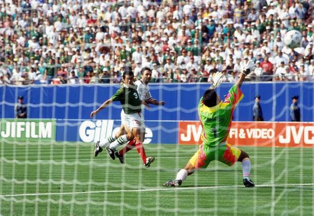 Hristo Stoichkov (Bulgarien, hi.) setzt sich gegen Juan Ramirez durch und überwindet Torwart Jorge Campos (beide Mexiko zum 0:1 Fußball WM Herren WM 1994, Länderspiel, Nationalteam, Nationaltrikot, Mexiko - Bulgarien 2:4 n.E. Totale New York, Ny, N.Y. Dynamik,
