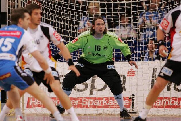 Benefizspiel - Deutsche Nationalmannschaft vs. HSV Hamburg (blau) - Torhüter Nikolas Katsigiannis (GER, Mitte) im Tor