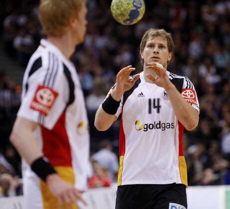 Benefizspiel - Deutsche Nationalmannschaft vs. HSV Hamburg (blau): Christian Schöne (li.) passt den Ball zu Steffen Weinhold (re., beide DHB)