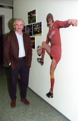 Teamchef Rudi Völler (Deutschland) zu Gast beim Kicker Sportmagazin neben seinem Starschnitt aus seiner Zeit beim AS Rom - DEUTSCHSPRACHIGE SPORTZEITSCHRIFTEN UND -ZEITUNGEN NUR NACH RÜCKSPRACHE Fußball Herren 2001, Pressetermin Einzelbild