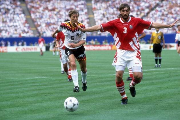 Guido Buchwald (Deutschland, li.) gegen Trifon Ivanov (Bulgarien) Fußball WM Herren WM 1994, Länderspiel, Nationalteam, Nationaltrikot, Bulgarien - Deutschland 2:1 Gruppe New York, New Jersey, NY, N.Y.
