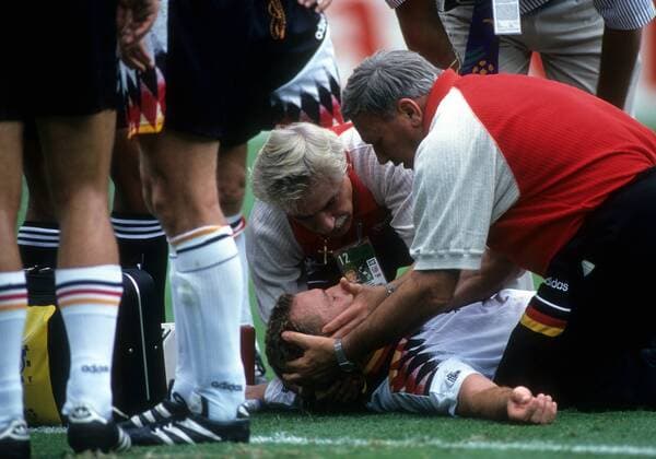 Martin Wagner wird bewusstlos am Boden liegend von Mannschaftsarzt Prof. Dr. Heinrich Heß (re.) und Physiotherapeut Adolf Katzenmaier (alle Deutschland) umsorgt Fußball WM Herren WM 1994, Länderspiel, Nationalteam, Nationaltrikot Gruppe New York, New Jersey, NY, N.Y.