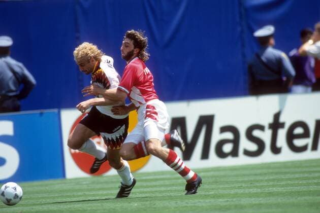 Rudi Völler (Deutschland, li.) gegen Trifon Ivanov (Bulgarien) Fußball WM Herren WM 1994, Länderspiel, Nationalteam, Nationaltrikot, Bulgarien - Deutschland 2:1 Gruppe New York, New Jersey, NY, N.Y. Dynamik, Kampf,