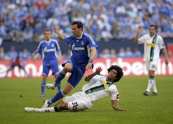 17.04.2010, Fussball 1.Liga 31.Spieltag: FC Schalke 04 - Borussia Mönchengladbach, in der Veltins-Arena Auf Schalke, v.l. Kevin Kuranyi (Schalke) setzt sich gegen Dante (Gladbach) durch