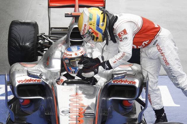 Motorsports Formula 1: World Championship 2010, GP of China, winner Jenson Button (GBR, Vodafone McLaren Mercedes, L), 02 Lewis Hamilton (GBR, Vodafone McLaren Mercedes), xHOCHxZWEIx o0 Freude Jubel Sieg Kameradschaft