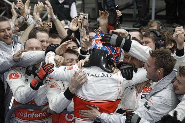 Motorsports Formula 1: World Championship 2010, GP of China, winner Jenson Button (GBR, Vodafone McLaren Mercedes, C), xHOCHxZWEIx o0 Freude Jubel Sieg Mechaniker, Techniker, Crew