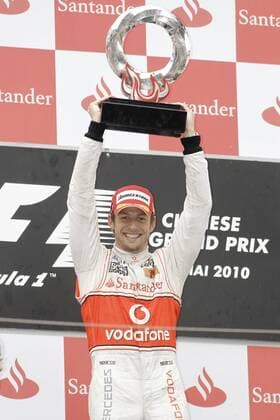 Motorsports Formula 1: World Championship 2010, GP of China, winner Jenson Button (GBR, Vodafone McLaren Mercedes), xHOCHxZWEIx o0 Freude Jubel Sieg Pokal Trophäe Objekte