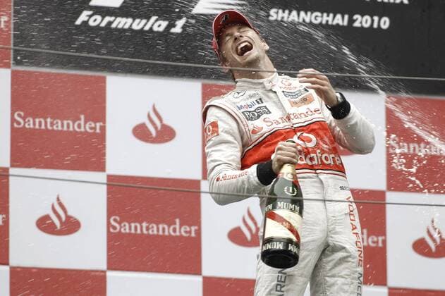 Motorsports Formula 1: World Championship 2010, GP of China, winner Jenson Button (GBR, Vodafone McLaren Mercedes), xHOCHxZWEIx o0 Freude Jubel Sieg Champagner