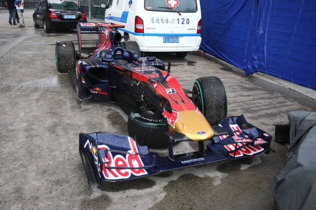 Wrack, von Sebastien Buemi, Toro Rosso, F1 GP China in Shanghai, 18.04.10 o0 Rennwagen Objekte kaputt Schrott defekt Schaden Aus Ausfall Unfall