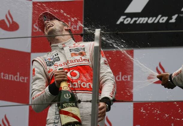 Sieger, Jenson Button, McLaren Mercedes, F1 GP China in Shanghai, 18.04.10 o0 Freude Jubel Champagner